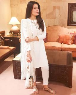 Shaista Lodhi feet photo thumbnail