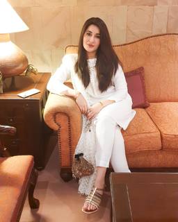 Shaista Lodhi feet photo thumbnail