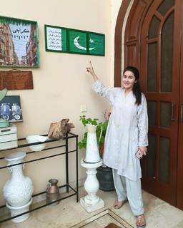 Shaista Lodhi feet photo thumbnail