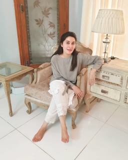 Shaista Lodhi feet photo thumbnail