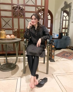 Shaista Lodhi feet photo thumbnail