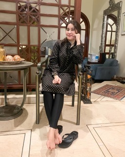 Shaista Lodhi feet photo thumbnail