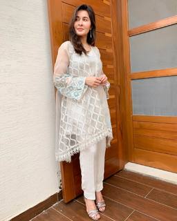 Shaista Lodhi feet photo thumbnail