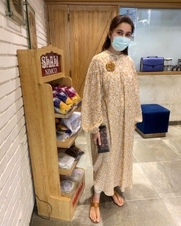 Shaista Lodhi feet photo thumbnail