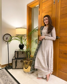 Shaista Lodhi feet photo thumbnail