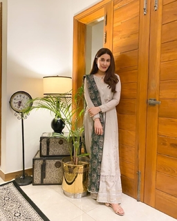 Shaista Lodhi feet photo thumbnail