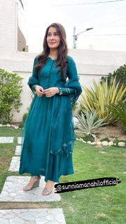 Shaista Lodhi feet photo thumbnail