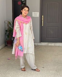 Shaista Lodhi feet photo thumbnail