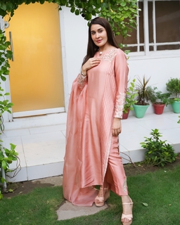 Shaista Lodhi feet photo thumbnail