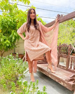 Shaista Lodhi feet photo thumbnail