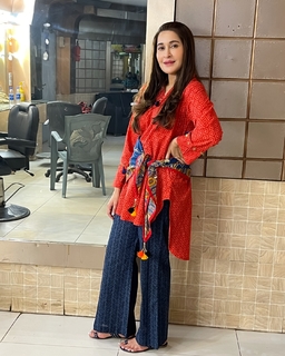 Shaista Lodhi feet photo thumbnail