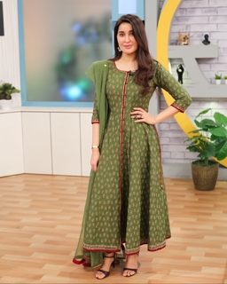 Shaista Lodhi feet photo thumbnail