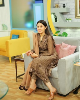 Shaista Lodhi feet photo thumbnail
