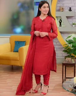 Shaista Lodhi feet photo thumbnail