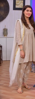Shaista Lodhi feet photo thumbnail