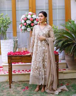 Shaista Lodhi feet photo thumbnail