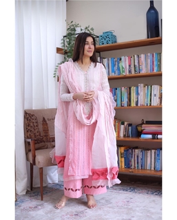 Shaista Lodhi feet photo thumbnail