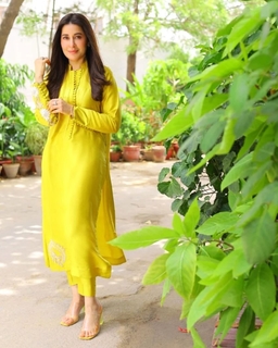 Shaista Lodhi feet photo thumbnail