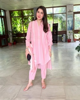 Shaista Lodhi feet photo thumbnail