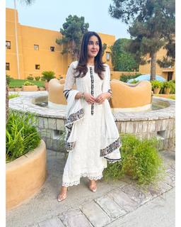 Shaista Lodhi feet photo thumbnail