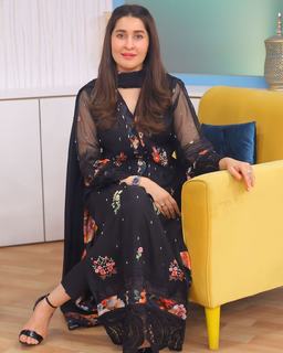 Shaista Lodhi feet photo thumbnail