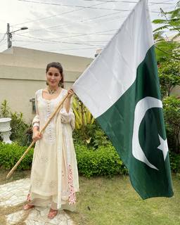 Shaista Lodhi feet photo thumbnail
