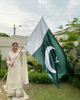Shaista Lodhi feet photo thumbnail