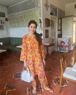 Shaista Lodhi feet photo thumbnail