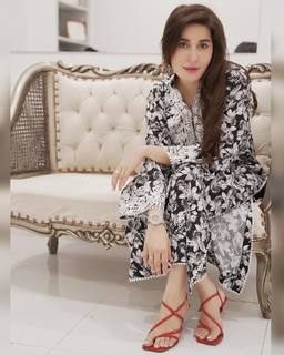 Shaista Lodhi feet photo thumbnail