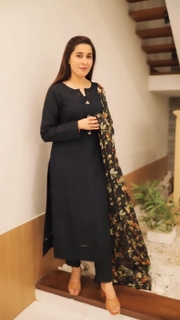 Shaista Lodhi feet photo thumbnail