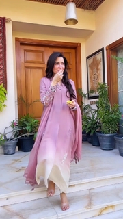 Shaista Lodhi feet photo thumbnail