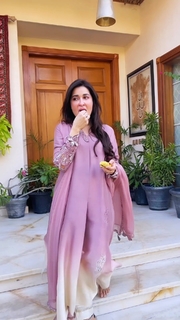 Shaista Lodhi feet photo thumbnail