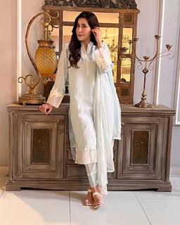 Shaista Lodhi feet photo thumbnail