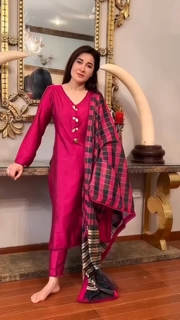 Shaista Lodhi feet photo thumbnail