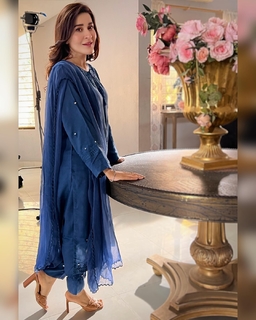 Shaista Lodhi feet photo thumbnail