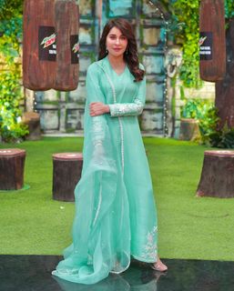 Shaista Lodhi feet photo thumbnail