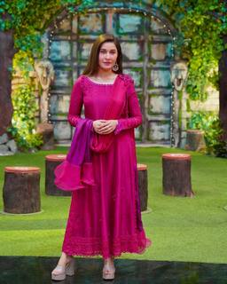 Shaista Lodhi feet photo thumbnail