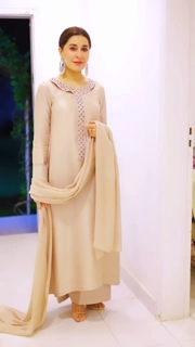 Shaista Lodhi feet photo thumbnail