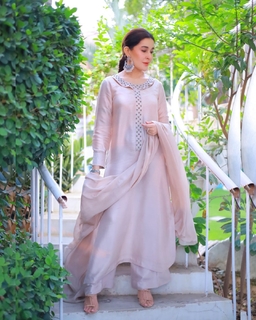 Shaista Lodhi feet photo thumbnail