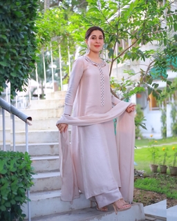 Shaista Lodhi feet photo thumbnail