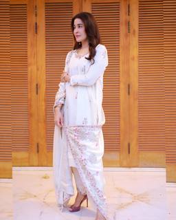 Shaista Lodhi feet photo thumbnail