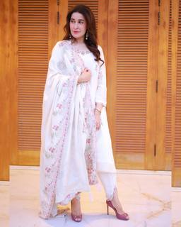 Shaista Lodhi feet photo thumbnail