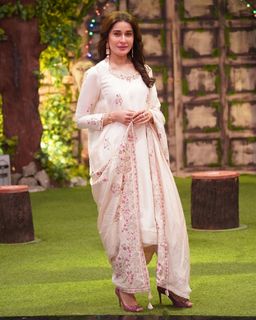 Shaista Lodhi feet photo thumbnail