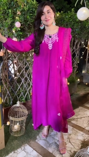 Shaista Lodhi feet photo thumbnail