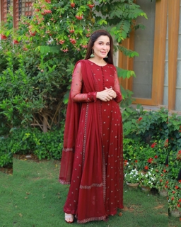 Shaista Lodhi feet photo thumbnail