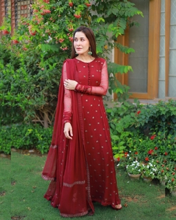 Shaista Lodhi feet photo thumbnail