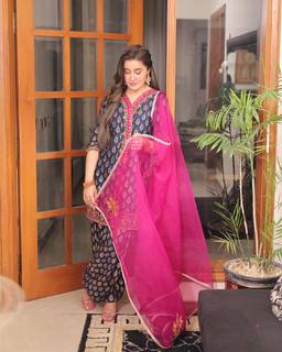 Shaista Lodhi feet photo thumbnail