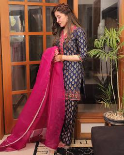 Shaista Lodhi feet photo thumbnail