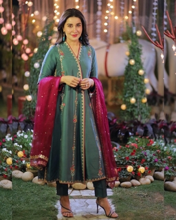 Shaista Lodhi feet photo thumbnail