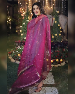 Shaista Lodhi feet photo thumbnail